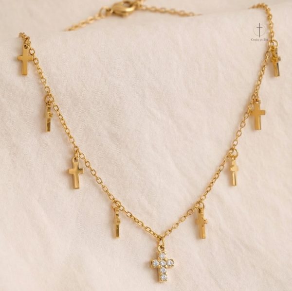 Collier Croix délicat avec charms variés pour un look unique