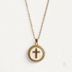Collier Croix Dorée avec Nacre Élégante