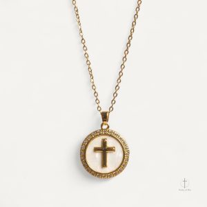 Collier Croix Dorée avec Nacre Élégante