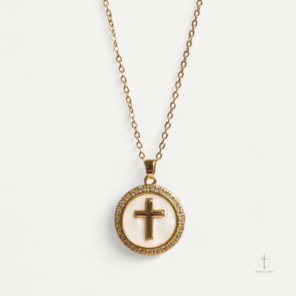 Collier Croix Dorée avec Nacre Élégante