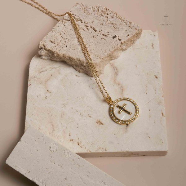 Accessoire de Mode : Collier Nacré en Croix Dorée