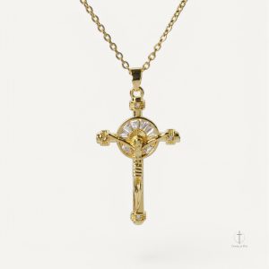Collier Croix Oeil Mystique en métal élégant