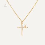 Collier Croix Ondulé en design élégant et contemporain