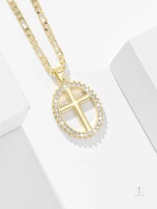 Collier Éclat de Cristal avec Croix Dorée