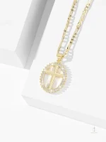 Accessoire Élégant : Croix Ovale Dorée