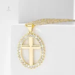 Collier en Or avec Croix et Cristaux Éclatants
