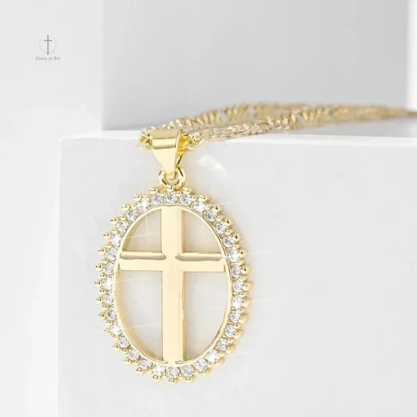 Collier en Or avec Croix et Cristaux Éclatants