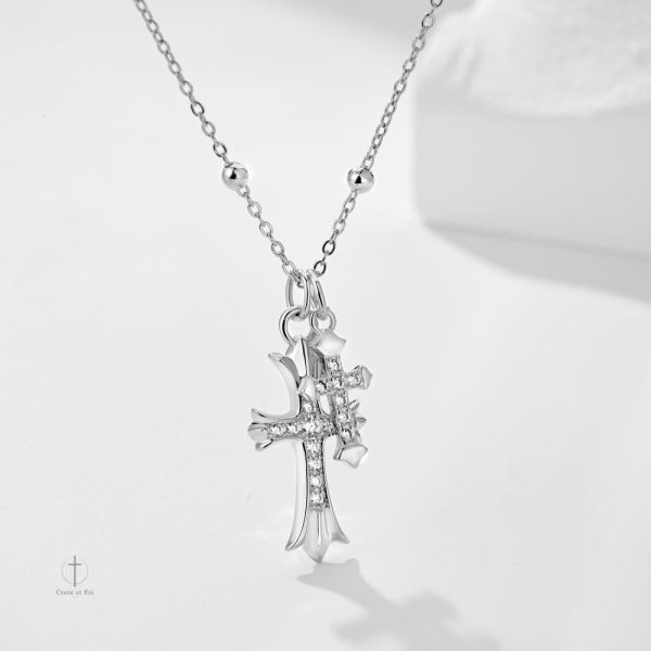 Design minimaliste avec deux croix en pendentif