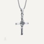 Collier en chaîne avec Croix rose stylisée
