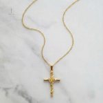 Bijou féminin : Croix rose en pendentif