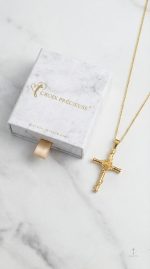 Collier Croix moderne avec pendentif raffiné