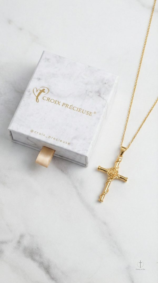 Collier Croix moderne avec pendentif raffiné