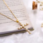 Collier en croix avec perles délicates
