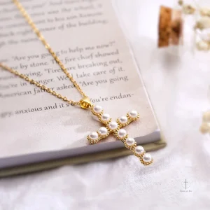Collier en croix avec perles délicates
