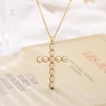 Accessoire mode : collier croix intemporel