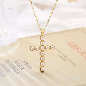 Accessoire mode : collier croix intemporel