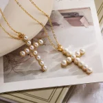 Bijou raffiné : collier croix perlé pour femme
