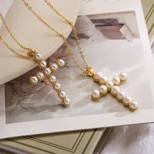 Bijou raffiné : collier croix perlé pour femme