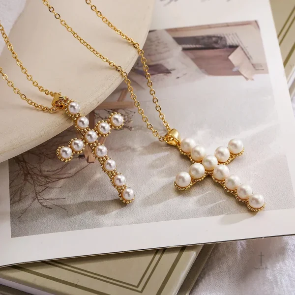 Bijou raffiné : collier croix perlé pour femme