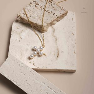 Bijou Croix avec perles blanches, style raffiné