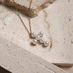 Accessoire mode Croix, perles blanches délicates