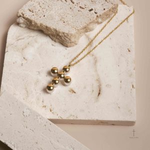 Collier tendance avec motif Croix et perles blanches