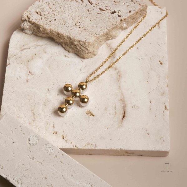 Collier tendance avec motif Croix et perles blanches