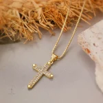 Collier chic en forme de croix, style sophistiqué