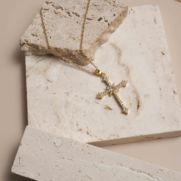 Collier Croix avec design sacré et lumineux