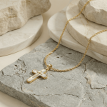 Bijou Croix Nacré pour un look sophistiqué