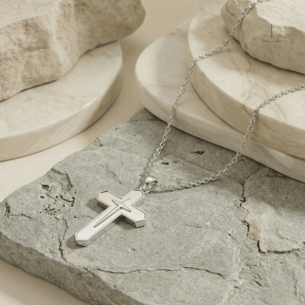 Collier Croix, style intemporel en nacre