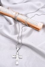Collier Croix Relief en argenté