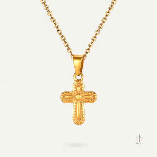 collier-croix-relief-vintage-1 Collier Croix Relief Vintage élégant en métal