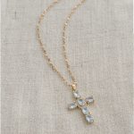 Collier croix délicat, parfait pour un cadeau spirituel