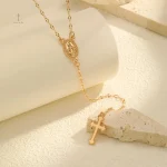 Rosaire en collier avec croix ornementale