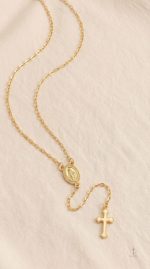 Collier avec croix dorée et perles fines