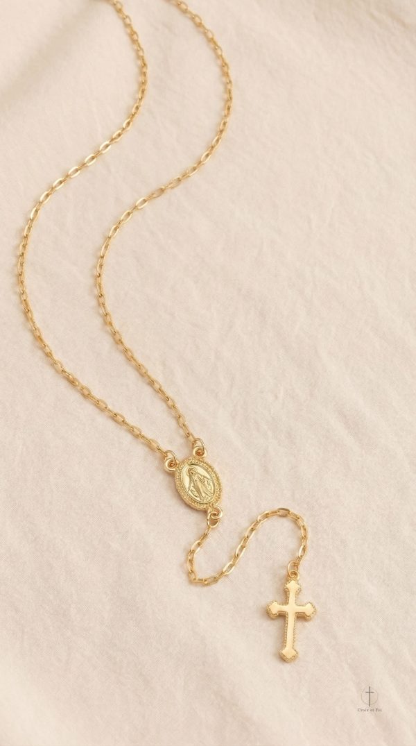Collier avec croix dorée et perles fines