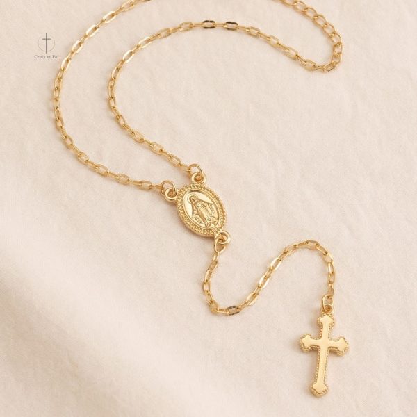 Bijou religieux, croix en or poli