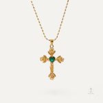 Bijou croix délicat avec un pendentif en cœur