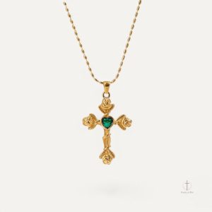Bijou croix délicat avec un pendentif en cœur