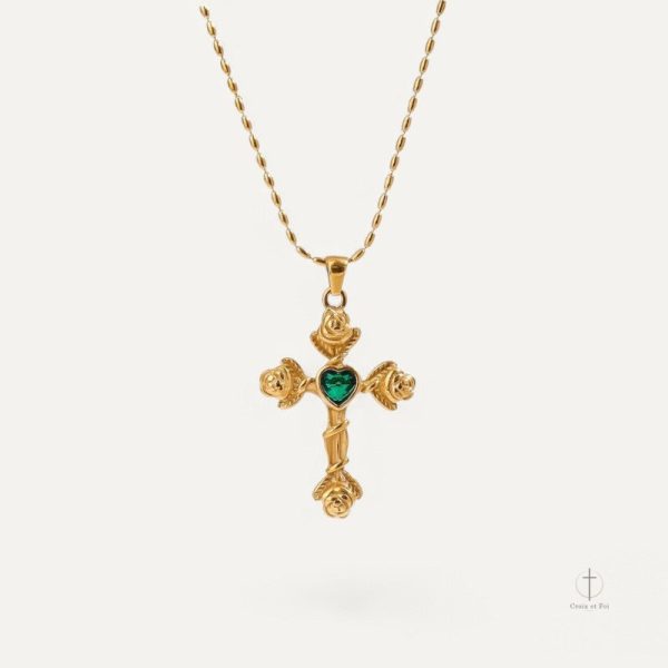 Bijou croix délicat avec un pendentif en cœur