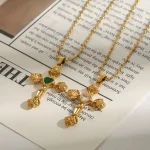 Collier élégant alliant croix et cœur rose