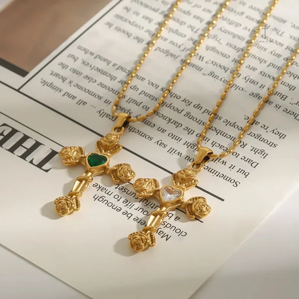 Collier élégant alliant croix et cœur rose