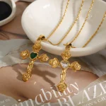 Accessoire tendance : croix avec cœur coloré