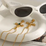 Collier en croix orné d'un cœur en rose