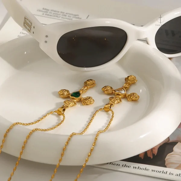Collier en croix orné d'un cœur en rose