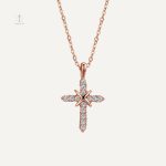 Collier Croix minimaliste en finition or rose raffinée