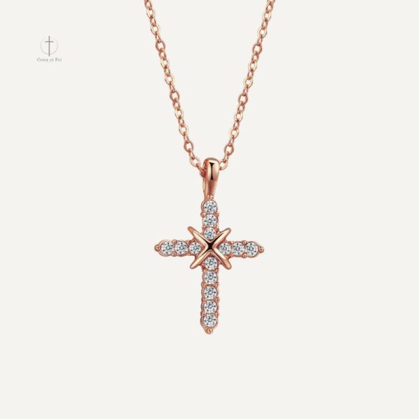Collier Croix minimaliste en finition or rose raffinée