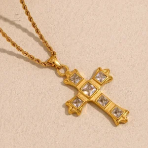 Collier Croix avec pendentif en forme de croix
