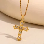 Bijou Croix Royale, accessoire intemporel et stylé